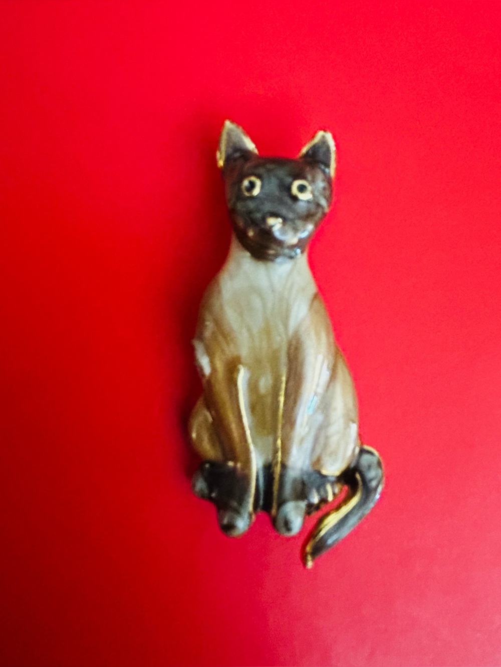 Cute Vintage Midcentury Siamese Cat Enamel Brooch w/Gold Tone Backing